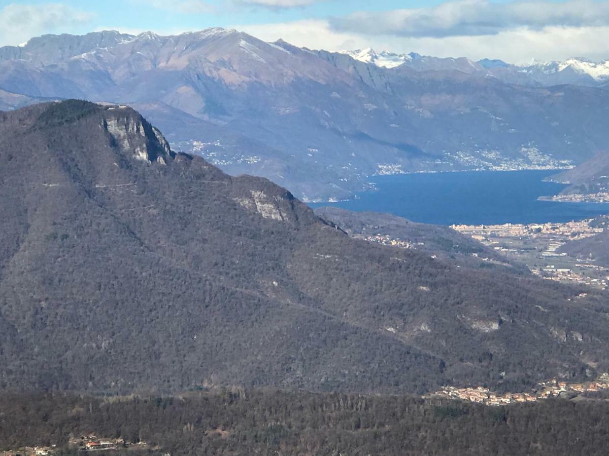 Lakeside Lago Maggiore Monvalle Bagian luar foto